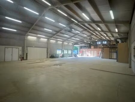 entrepôt 345 m² + parking
