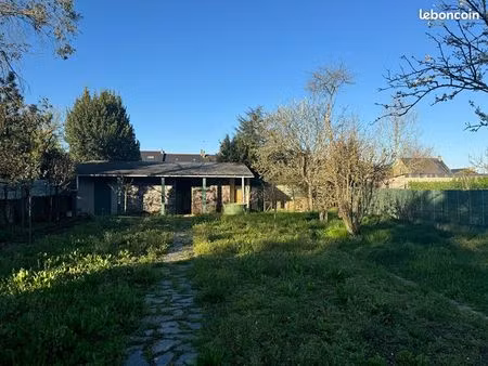 terrain 300 m² avrille