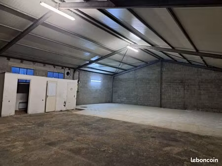 a louer local professionnel  hangar 200m2 entre pignoux et malus