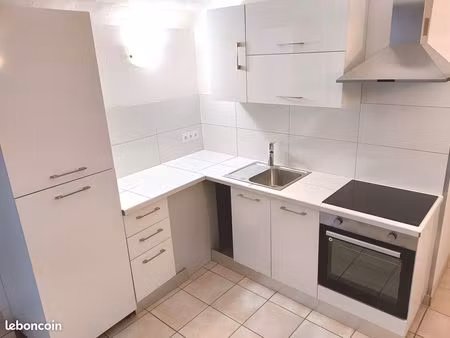 immeuble de rapport avec deux f3 climatisés  cour et terrasse