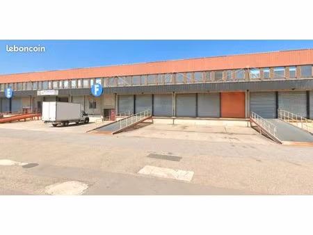 local 750 m² ennery