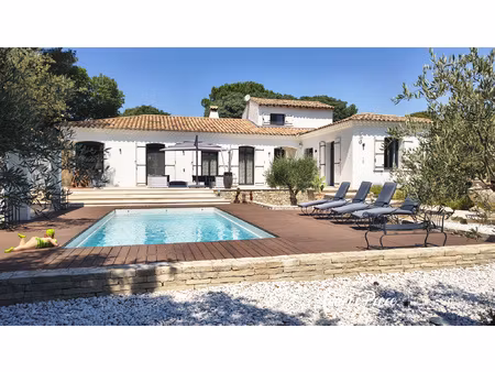 villa style bastide avec garage et piscine proposée par cori