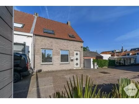 découvrez cette spacieuse et charmante maison mitoyenne a...