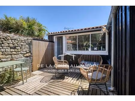 echoppe ostréicole en bord de mer