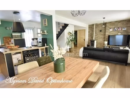 élégante maison rénovée avec piscine et grand garage à rostrenen