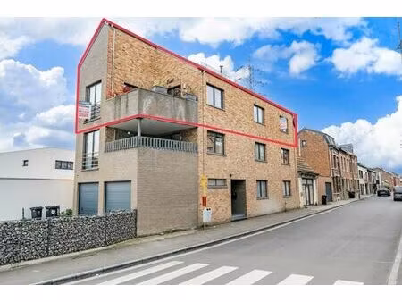duplex trois chambres avec terrasse.