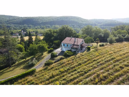 jolie maison spacieuse  4 chambres  au calme