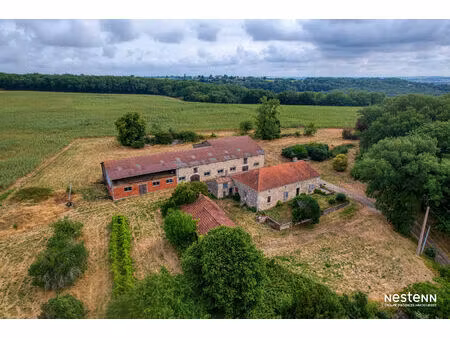 à vendre  dans un environnement paisible et verdoyant  ancien corps de ferme en pierre  of