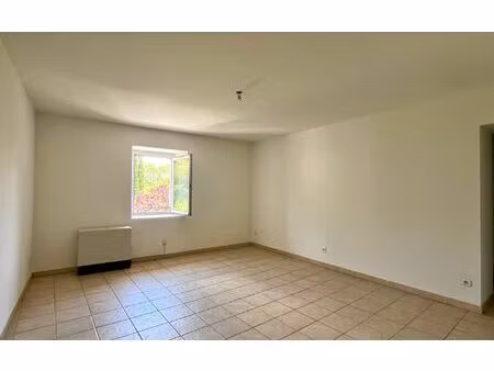 location appartement  m² t-3 à saint-martin-de-londres  850 €