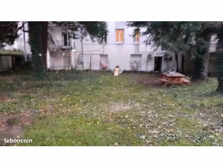 grand t3  terrasse  jardin commun  cuisine meublée  centre ville