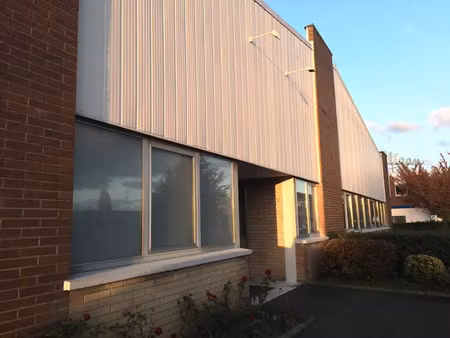 local commercial 950 m² à louer