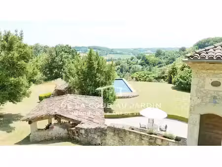 superbe propriété restaurée par un designer  vue sur vallée.