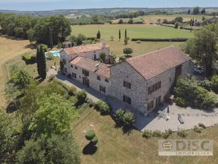 superbe propriété avec piscine  gite indépendant  grande salle et 4 hectares.