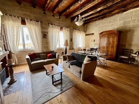 bel immeuble rénové comprenant une belle habitation de 180m2 et d’un grand local commercia