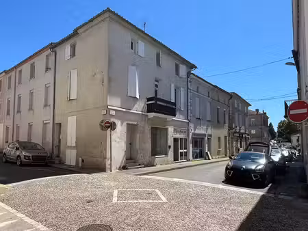 immeuble très bien situé avec un premier logement à finir d’aménager au rez-de-chaussée et