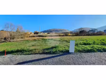 terrain 649 m² entierement vabilisé
