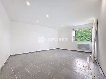 location bureaux et commerces à oissel (76350) : à louer / 22m² oissel