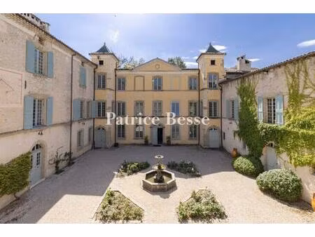 dans la drôme dioise  un château médiéval richement agrandi aux 16e et 17e s. et inscrit..