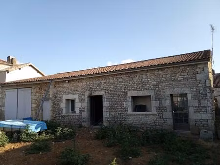 maison charentaise à la campagne