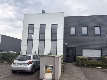 location local professionnel 587m²