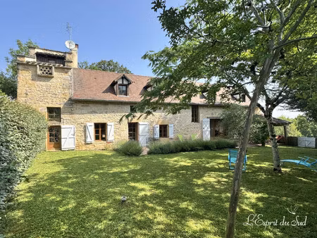 jolie maison en pierre proche d'une village.
