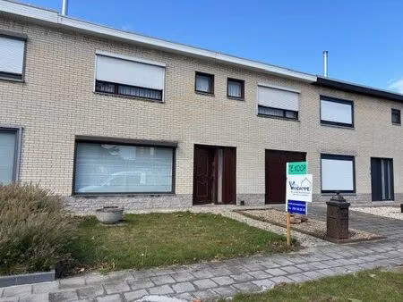 rustig gelegen  ruime te renoveren woning met 4 slaapkamers  tuin en garage op 262m2 .