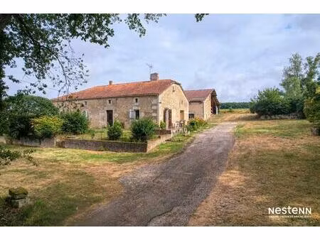 à vendre  dans un environnement paisible et verdoyant  ancien corps de ferme en pierre ...