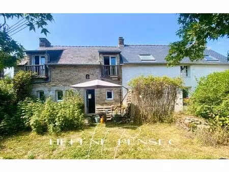 ensemble immobilier composé de 2 maisons d'habitation sur 389 m² de terrain.