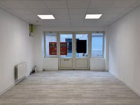 location bureaux et commerces aux sables-d'olonne (85100) : à louer / 40m² les sables-d'ol