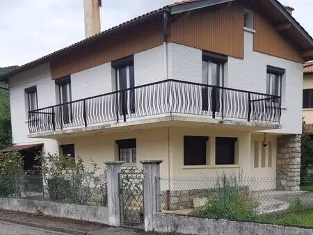 cette maison indépendante est située dans un endroit calme et bénéficie d’un terrain clos 