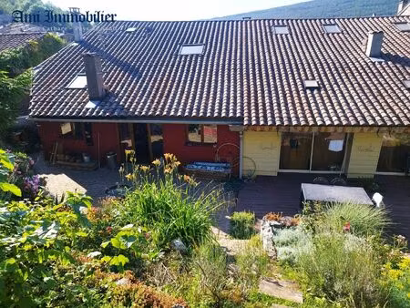 située dans un village  proche de toutes les commodités