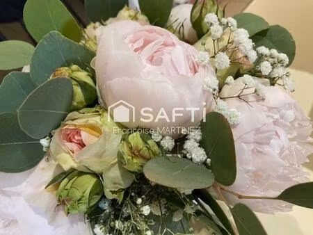 1 avenue très passante  1 terrasse de présentation  8 ml de vitrines pour ce commerce au f