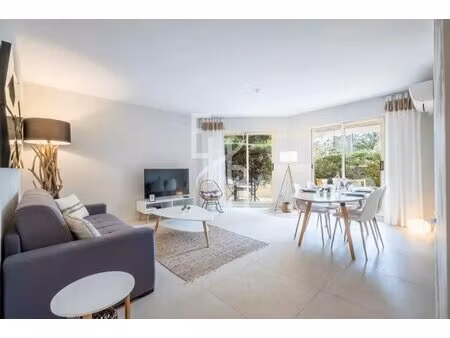 3 pièces en rez-de-jardin avec piscine et garage à 5 minutes du centre-ville de cannes