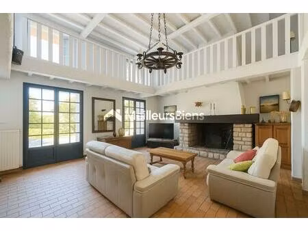 bâtisse de 248 m² habitables sur un terrain de 6 280 m² avec piscine et 2 dépendances