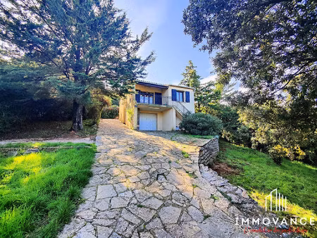 maison avec garage et piscine sur grand terrain