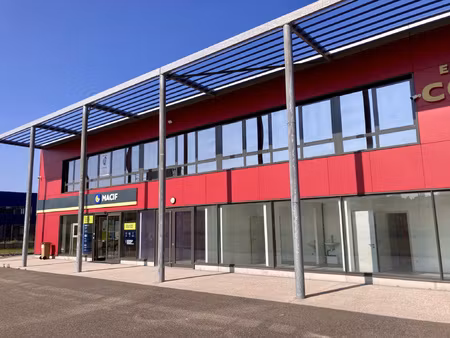 rare local professionnel de plus de 250 m2