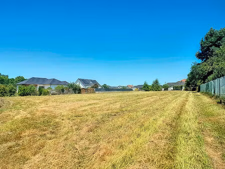 a vendre à assat en limite de meillon terrain constructible viabilisé de 2369 m² au calme 