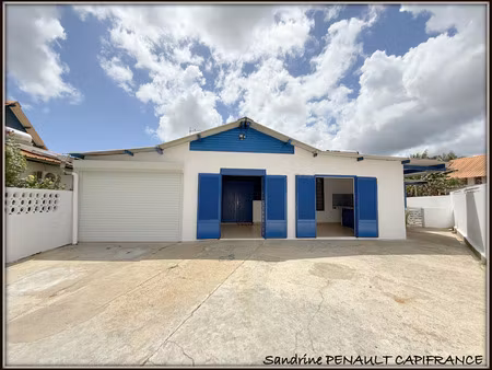 a vendre a kourou (guyane francaise) un immeuble de rapport de 95m² avec deux appartements