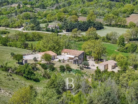 vente maison 7 pièces 240 m² céreste-en-luberon (04280)