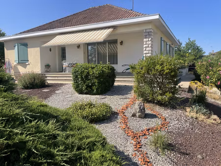 maison lumineuse de 102 m2 avec beau jardin arbore de 1.800 m2