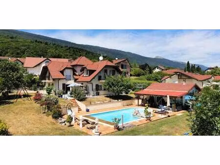 maison avec piscine et terrasse farges (01)