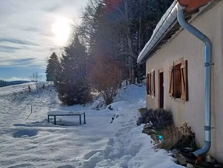 lamoura : maison ancienne en pleine nature