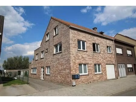 opbrengsteigendom bestaande uit 3 appartementen en 6 garageb