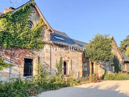 à 15 min au nord d'angers  dans un parc arboré de 2 ha  une longère du 19e s. et sa...