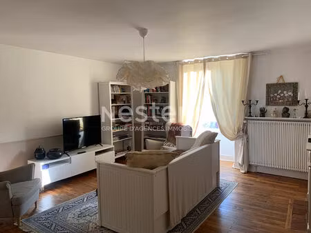 local commercial à vendre en plein centre de bressuire de 191m² avec cours.