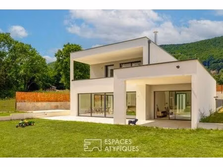 maison neuve avec piscine à débordement et vue dégagée
