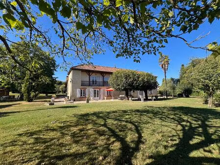 au coeur d 'une ville tous commerces belle maison de caractère .