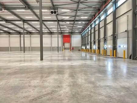 nouveau site logistique  bureaux et espace extérieur