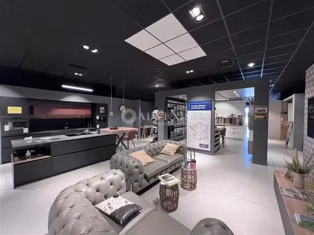 local commercial / showroom a louer