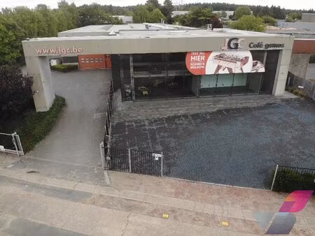 semi-industrieel gebouw op zichtlocatie